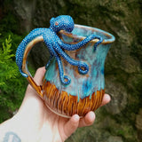 Tasse en céramique artisanale avec motif de pieuvre