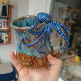 Tasse en céramique artisanale avec motif de pieuvre